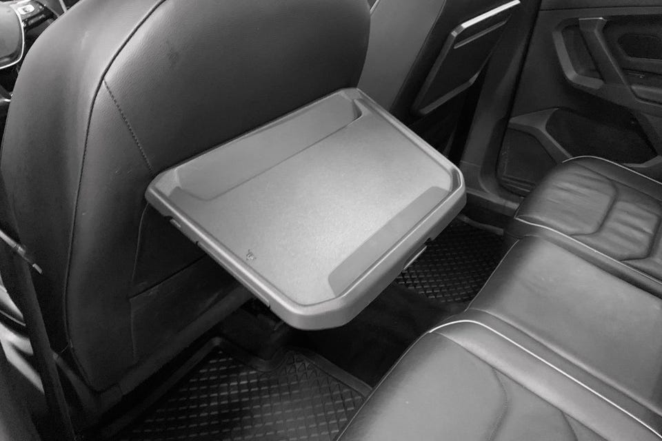 Praktiske flybord på bakseteryggene – perfekt for barna på langtur.