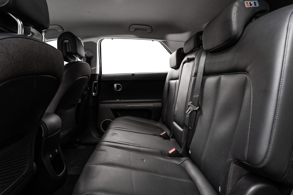 Bak finner man midtarmlene, koppholdere, ISOfix og USB tilgang