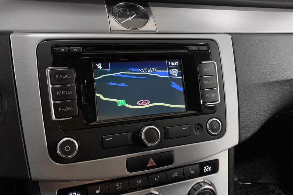 Stor skjerm med navigasjon, Bluetooth-tilkobling og radio