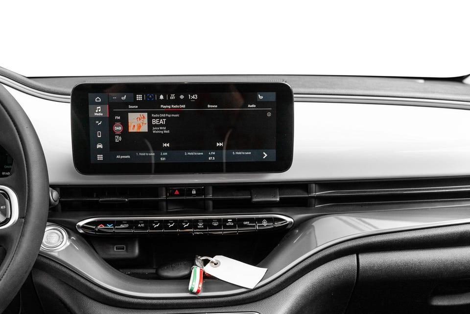 Infotainmentskjerm med DAB-radio og italiensk nøkkelring