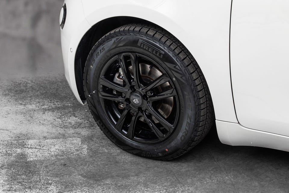 Helsvarte felger med flerekers design og Pirelli-dekk