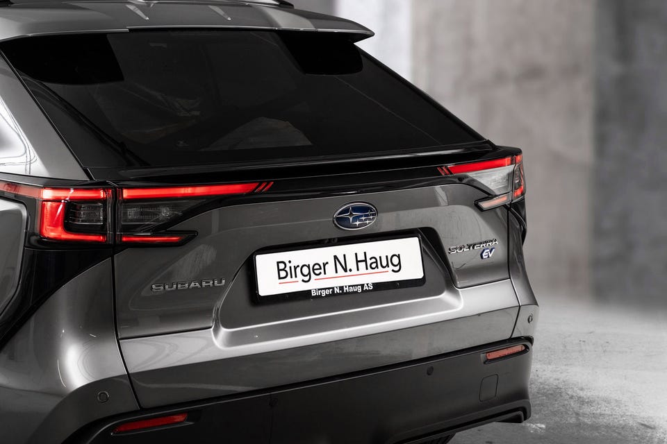Bilen har parksensor foran og bak