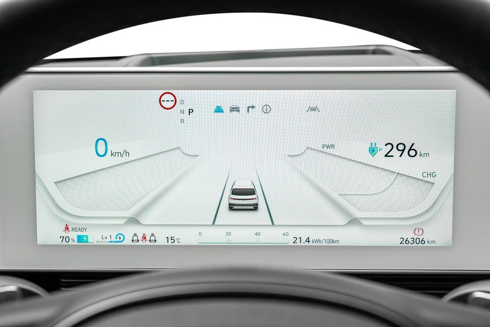 Bilen har trafikkskilt gjenkjenning og dekktrykk sensor