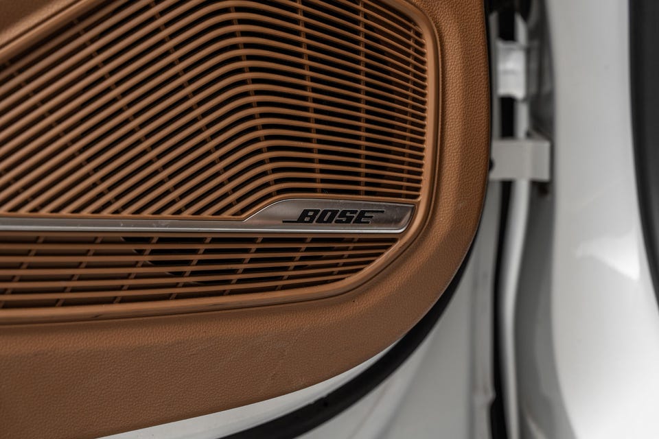 Bose premium lydsystem med cognacfarget lærinnramming