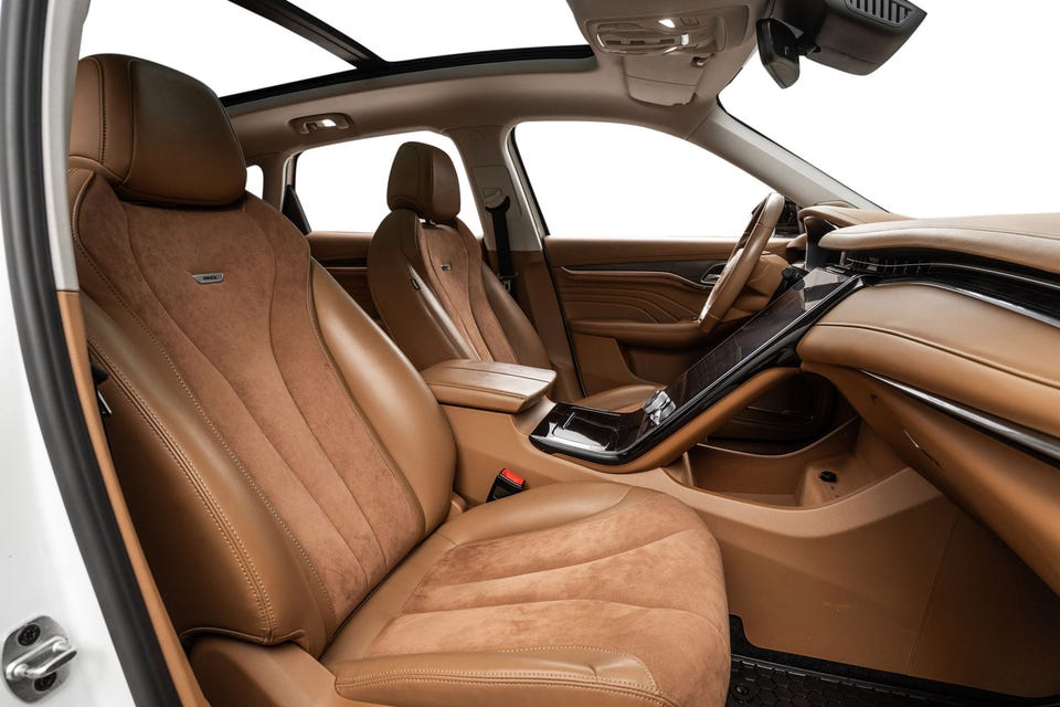 Cognac skinnseter med alcantara-detaljer, stor infotainmentskjerm og panoramatak