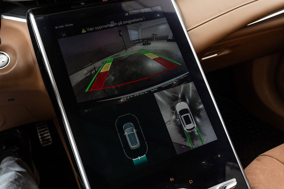 Stor infotainmentskjerm med 360°-kamera og parkeringssensorer, lysebrunt skinn interiør