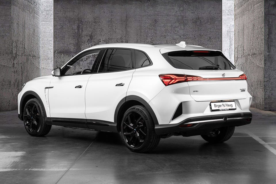 Heldekkende LED-baklykter, svarte felger, integrert spoiler og AWD-merking bak