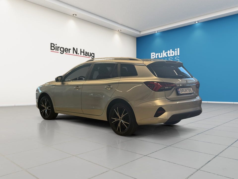 Sporty LED-baklykter, takskinner, liten spoiler og flotte svarte flerfelte felger