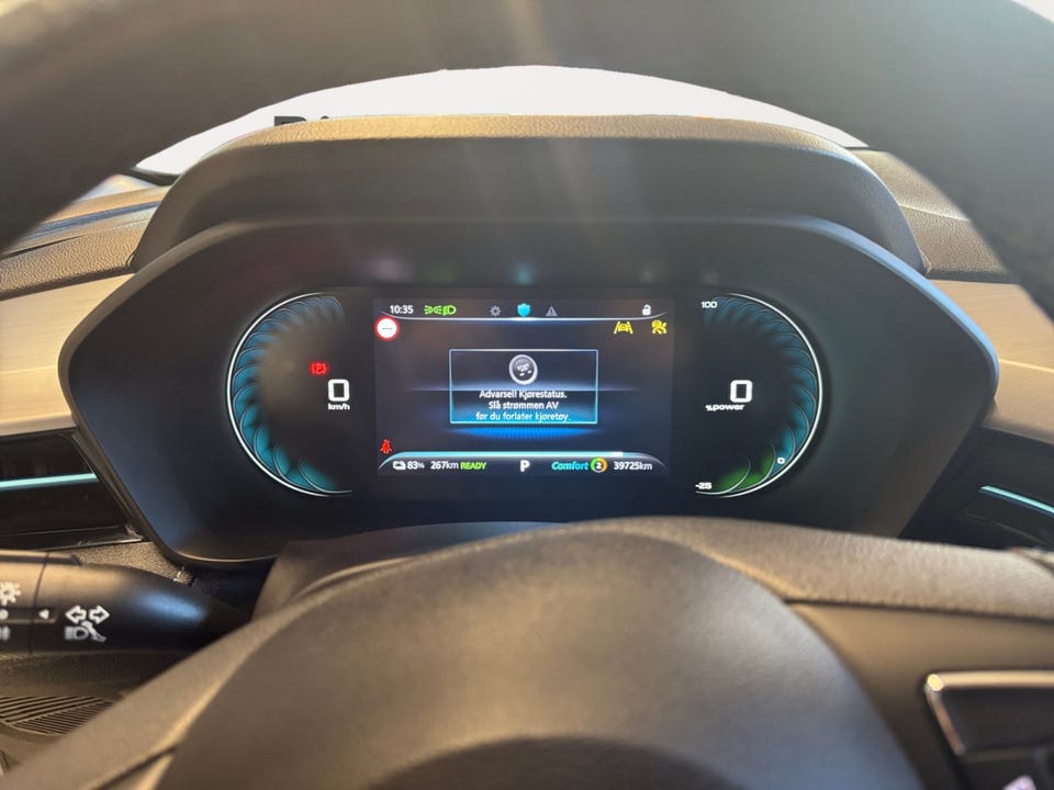 Digitalt instrumentpanel med fargedisplay og elektrisk drivlinje-indikatorer