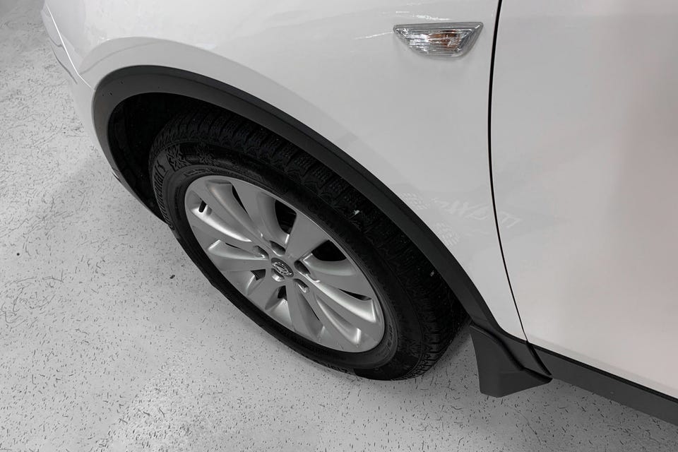 Svarte hjulbueovertrekk og sportslig mudflap, sølvfargede felger med flereiket design