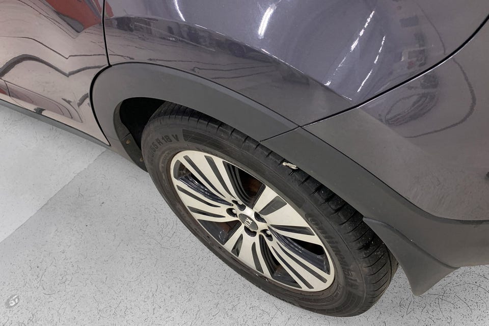Bilen leveres med både sommer og vinterhjul.