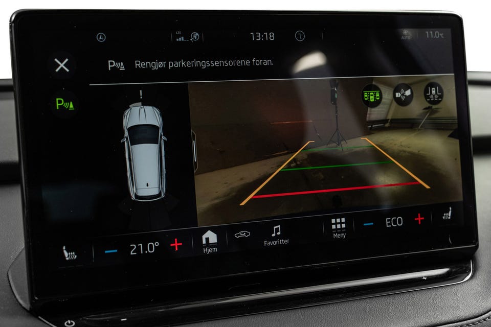Stor infotainmentskjerm med ryggekamera og parkeringssensorer