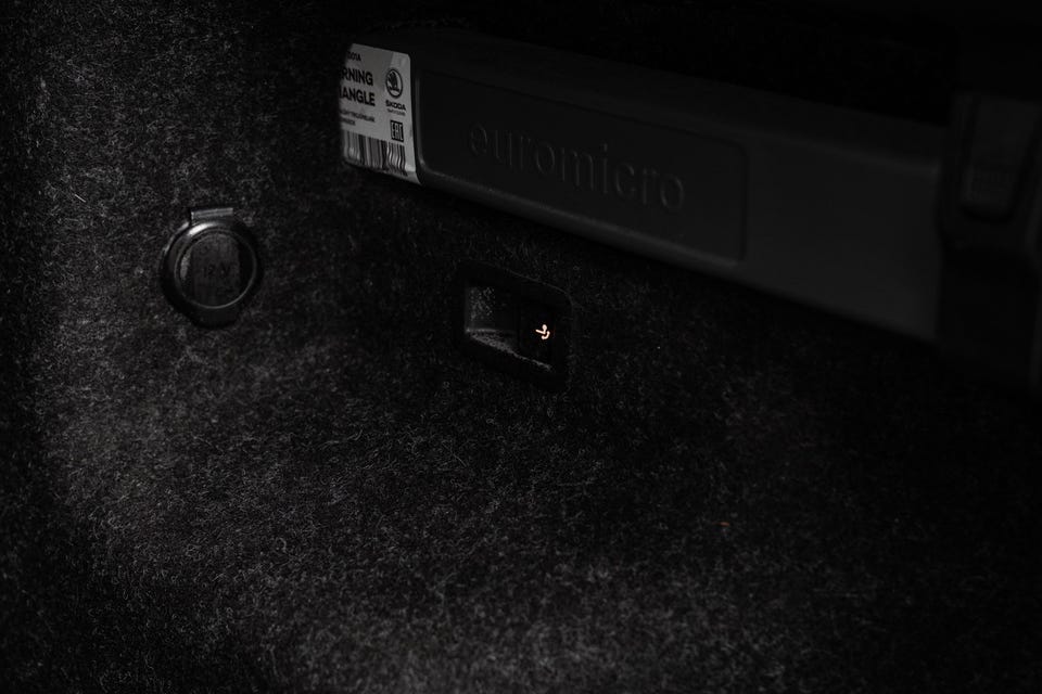 12V-uttak og USB-port i bagasjerom, praktisk utstyr