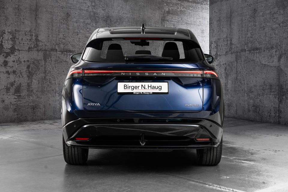 Heldekkende LED-lysbånd bak, e-4ORCE-emblem, slank coupé-aktig hekk med integrert spoiler