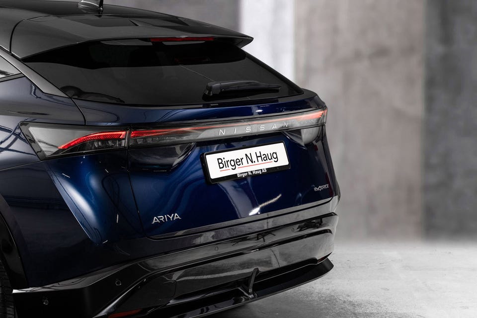 Helintegrert LED-baklys, luminøst Nissan-skilt bak, aerodynamisk diffuser og e-4ORCE-emblem