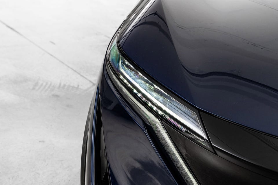 Slanke LED-frontlykter med karakteristisk V-Motion-design og aerodynamiske karosserilinjer