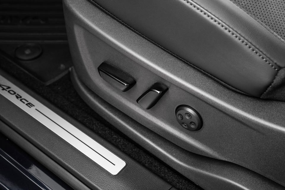Elektrisk seteregulering, perforerte skinnseter og e-4ORCE dørskylt i aluminium