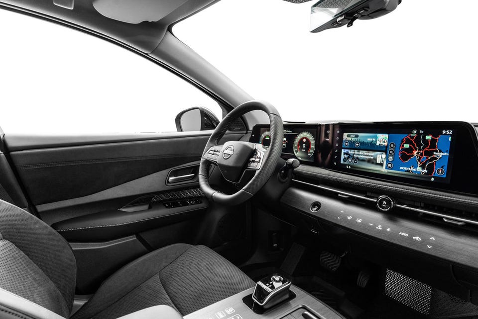 Dobbelt widescreen-display, minimalistisk dashbord, stoffseter og flat sportssratt med integrerte kontroller