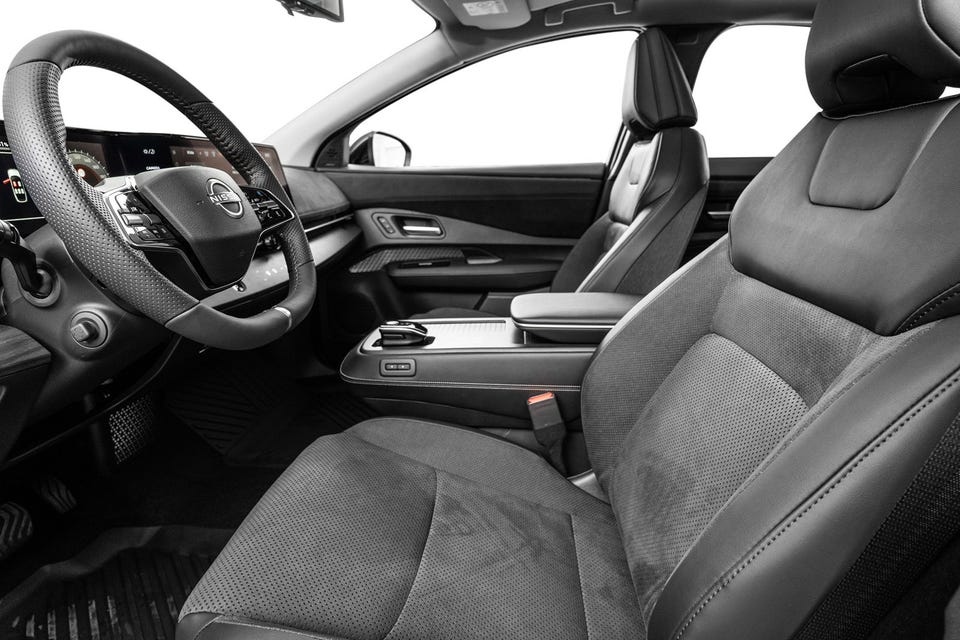 Alcantara-seter, flat midtkonsoll, digitalt cockpit og infotainmentskjerm