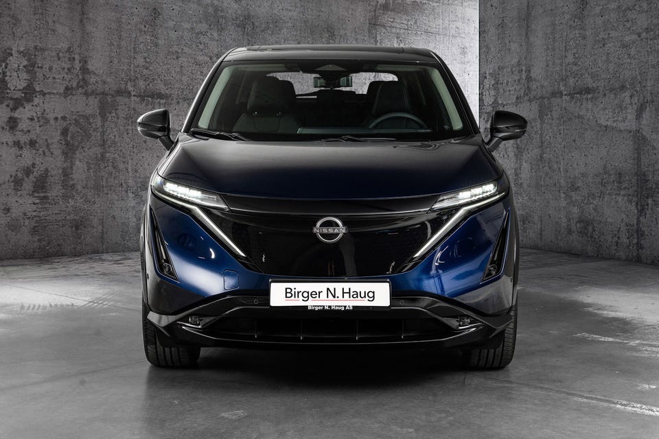Lukket EV-front med sømløs sort grillpanel, skarpe LED-lys og aerodynamiske V-formede linjer