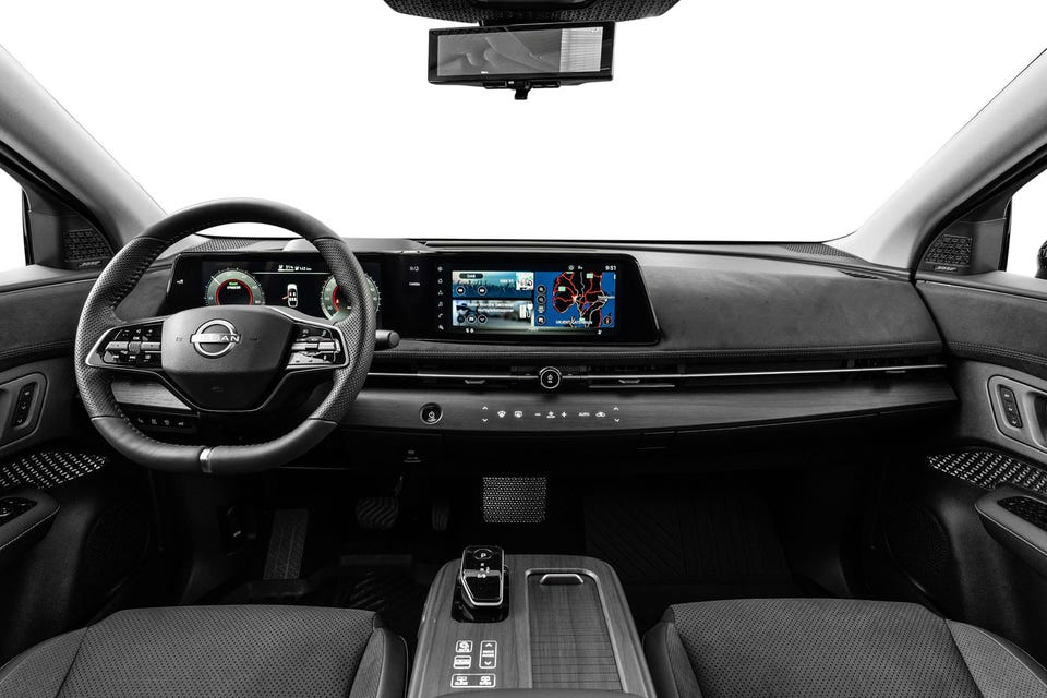 Dobbelt widescreen-display, minimalistisk dashbord, alcantara-lignende materialer, Bose-høyttalere og digitalt speil