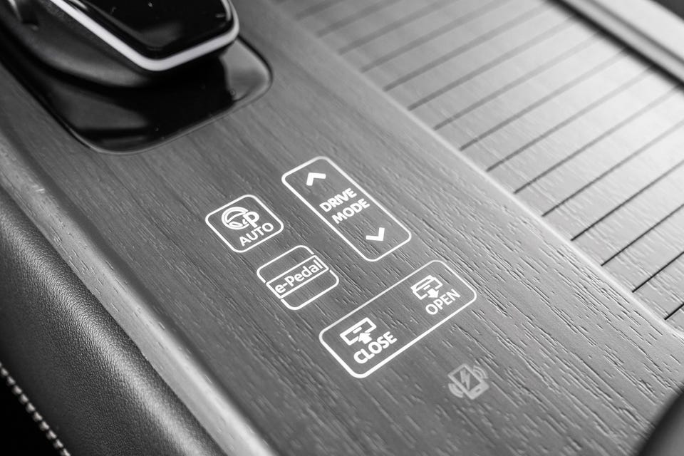 Børstet metallkonsoll med e-Pedal, drive mode-knapper og trådløs lading