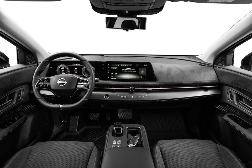 Dobbelt widescreen-display, alcantara-lignende dashbord, ambient lys i kobberdetalj, minimalistisk interiør