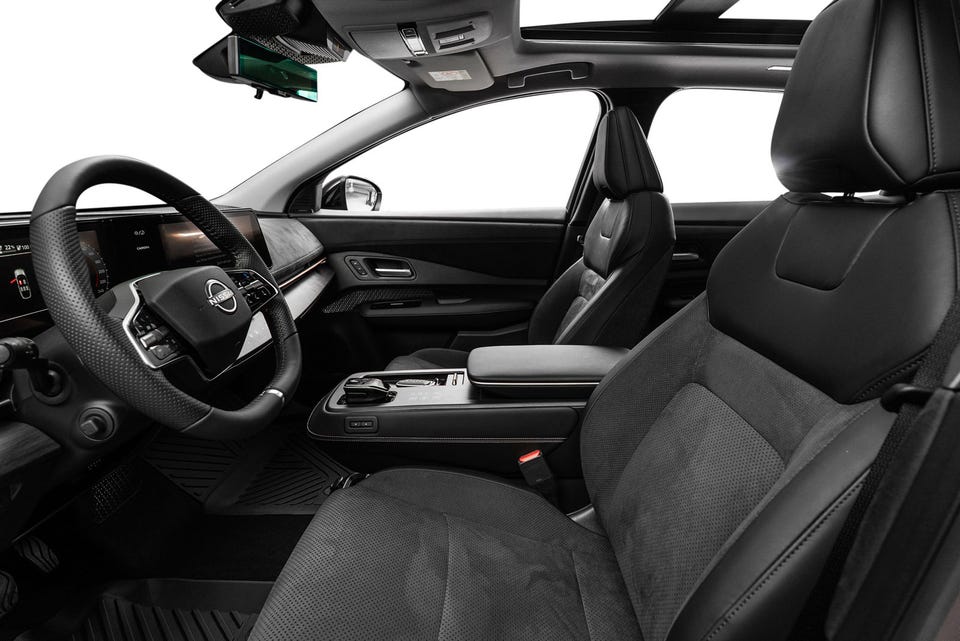 Alcantara-seter, flytende midtkonsoll, digitalt cockpit og infotainmentskjerm