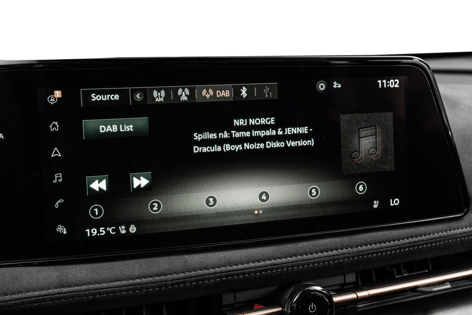 Stor infotainmentskjerm med DAB-radio, premium dashbord med mykt materiale og søm-detaljer