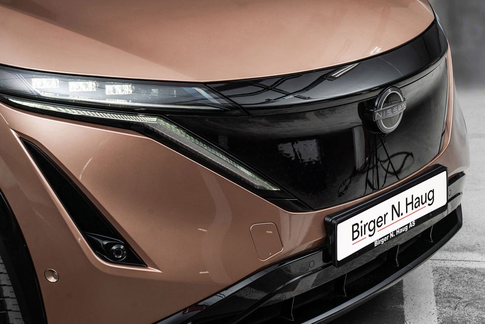 Lukket sort frontgrill, skarpe LED-lys og aerodynamiske linjer i front