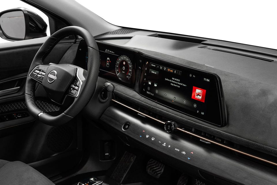 Stort panoramisk dobbeltskjerm, perforert skinnratt, minimalistisk dashbord med alcantara-detaljer og bronsefarget innlegg