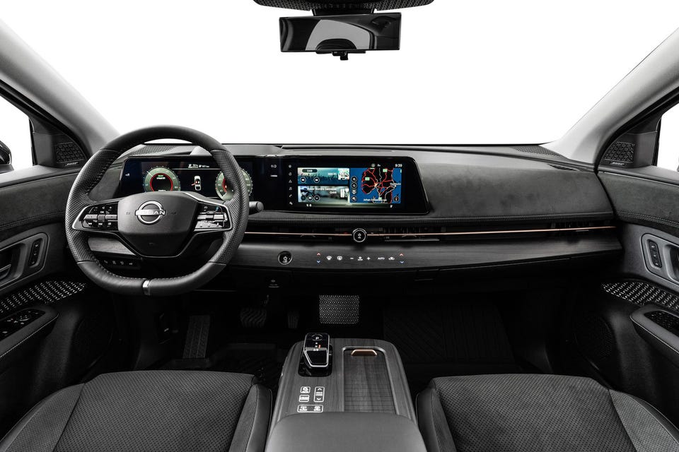 Dobbelt widescreen-display, alcantara-detaljer, Bose-høyttalere, kopperfarget innlegg og flat midtkonsoll
