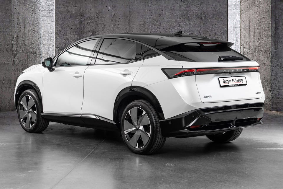 Helintegrert LED-baklys med NISSAN-skrift, svart kontrasttak, aerodynamiske aerofelger og slank coupé-akterparti