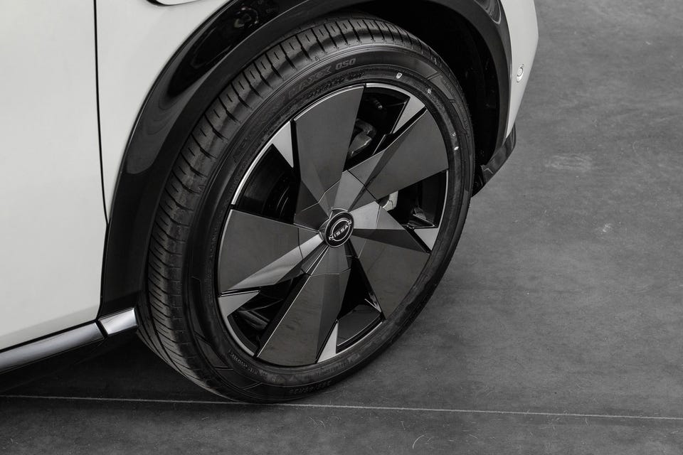 Særpregede svarte aerodynamiske felger med geometrisk, flerfliket design