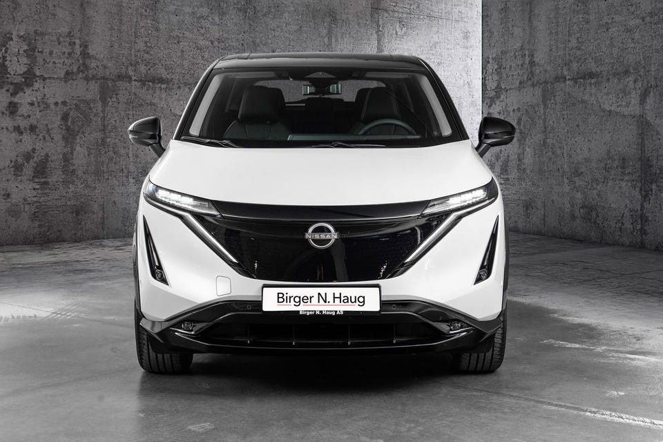 Lukket svart frontgrill, skarpe LED-lys og aerodynamiske V-formede detaljer