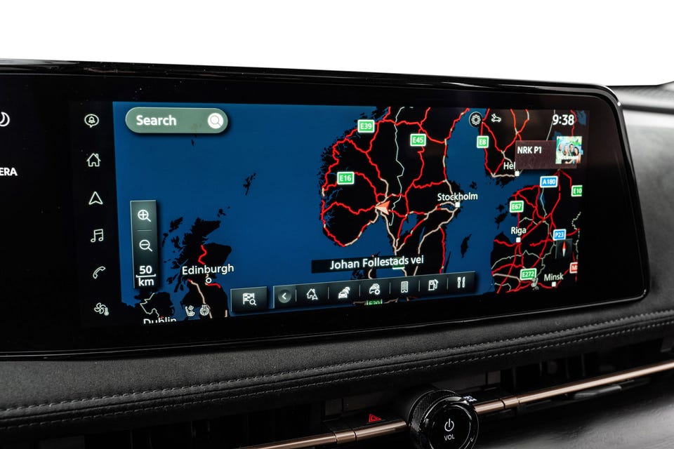 Bred infotainmentskjerm med integrert navigasjon og premium finish