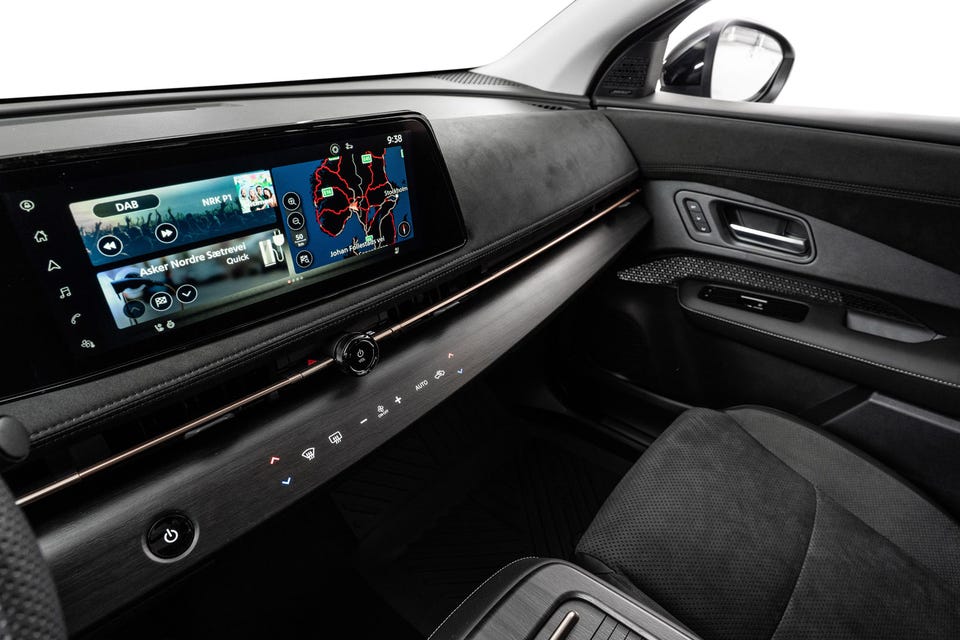 Dobbelt widescreen infotainmentskjerm, alcantara-lignende dashbord, ambient lyslist og minimalistisk kontrollpanel