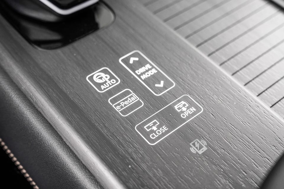 Minimalistisk midtkonsoll med e-Pedal, drive mode og trådløs lading – premium detaljer i børstet finish