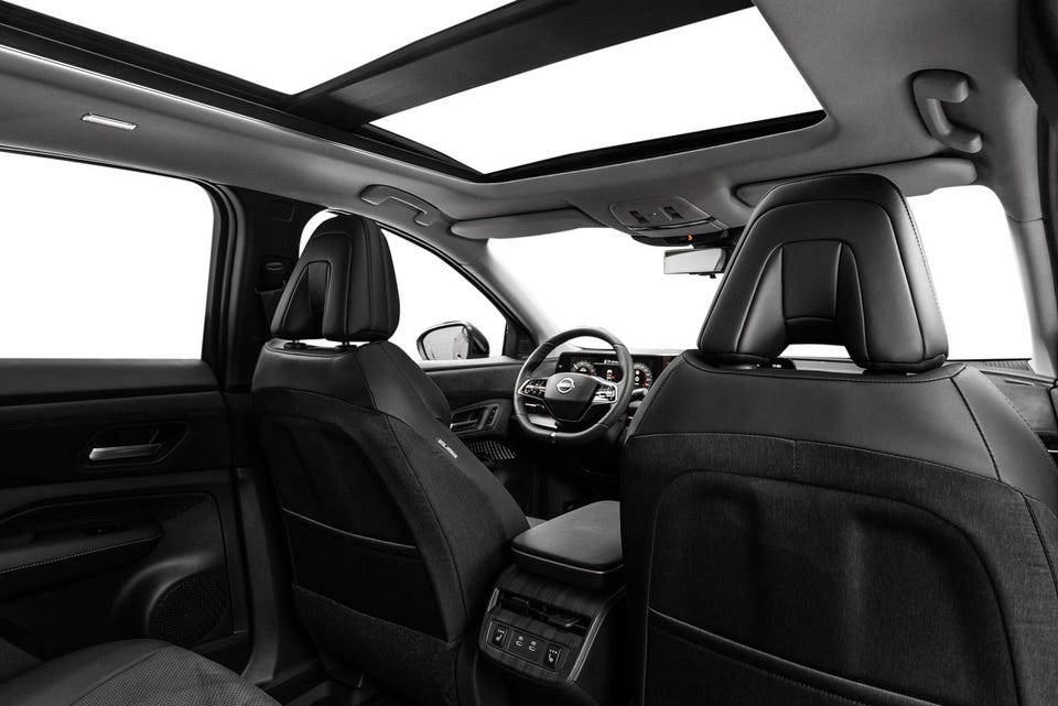 Panoramatak, skinnseter med alcantara-detaljer, digitalt cockpit og flytende midtkonsoll