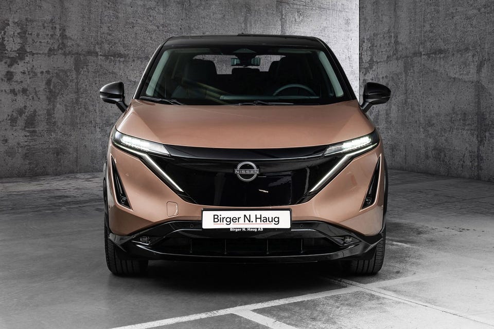 Lukket EV-front med LED-lys, V-motion grilldesign og svarte aerodynamiske detaljer