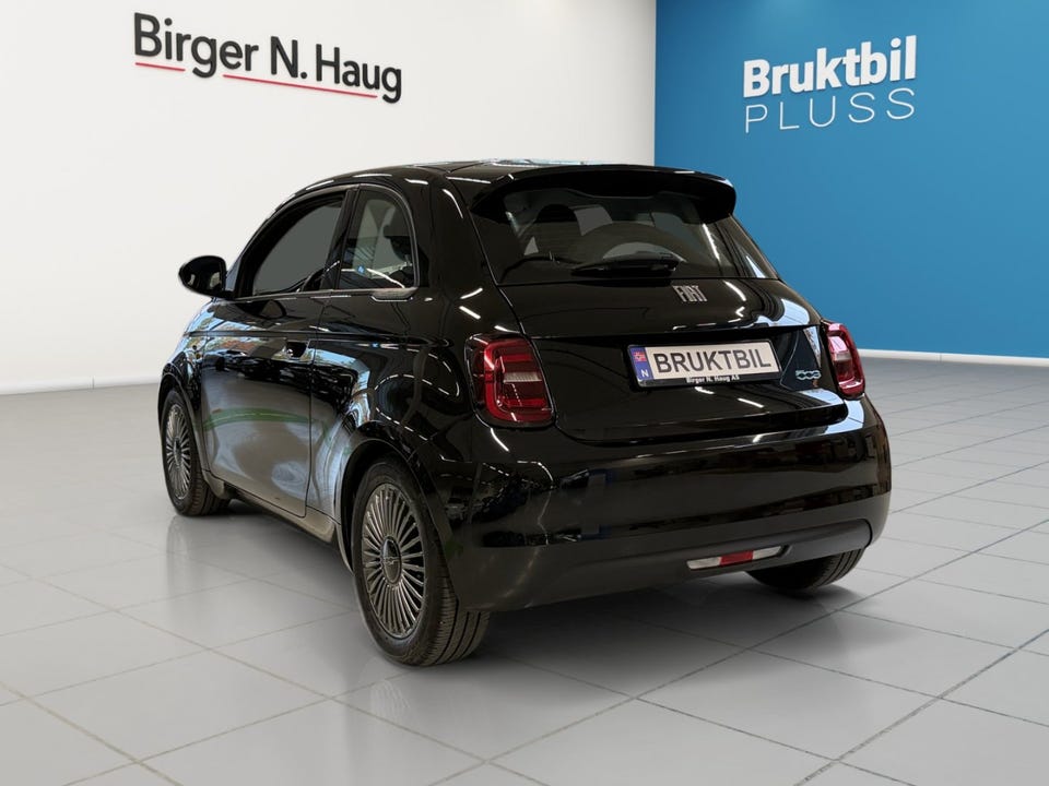 Karakteristiske turbinfelger, runde LED-baklykter og liten spoiler