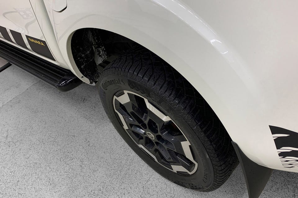 Svarte to-tone aluminiumsfelger, Continental-dekk, svarte sideskjørt og grafiske dekor-striper