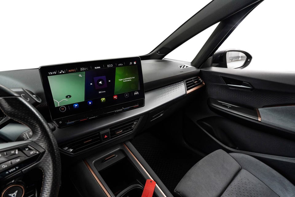 Stor infotainmentskjerm, kobberfargede detaljer, alcantara-seter og minimalistisk dashbord