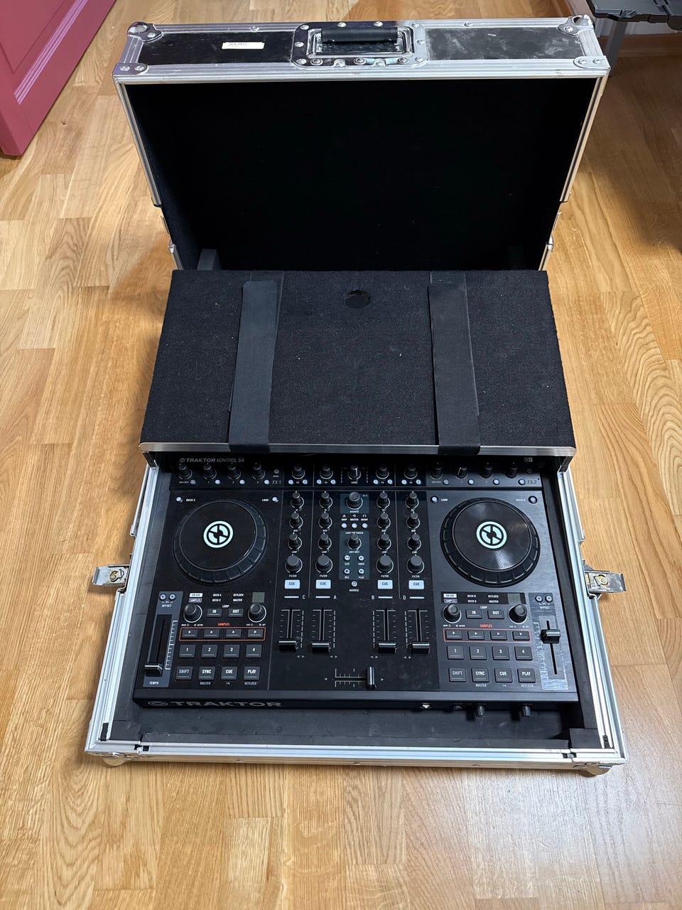 Native Instruments Traktor Kontrol S4 MK1 med flightcase | FINN-torget