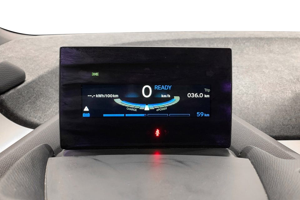 Digitalt instrumentpanel med elbil-display og tekstildetaljer på dashbord