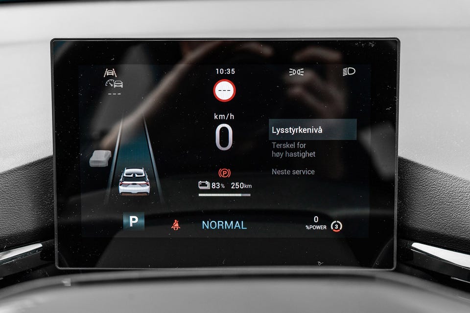Digital kjørecomputer med trafikkskilt gjenkjenning og dekk trykk sensor