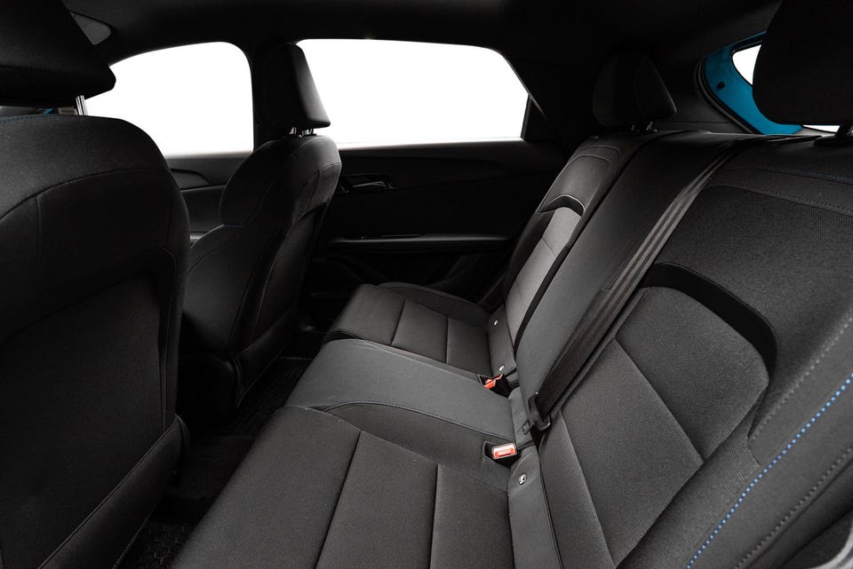 Bak finner man ISOfix og USB tilgang