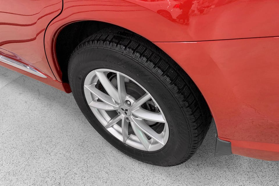 Flerdelte aluminiumsfelger med Mitsubishi-logo, vinterdekk og kromdetaljer langs sideskjørt