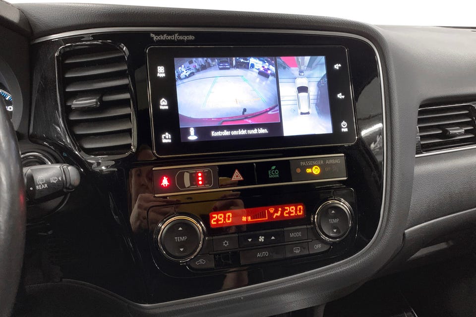 Rockford Fosgate-merket infotainmentskjerm med 360° kameravisning og tosonet klimaanlegg med ECO-modus