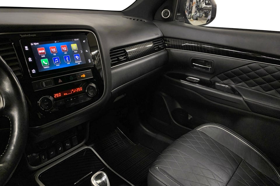 Quiltet skinn, touchskjerm med infotainment, Rockford Fosgate-lyd og karbondekor på dashbord